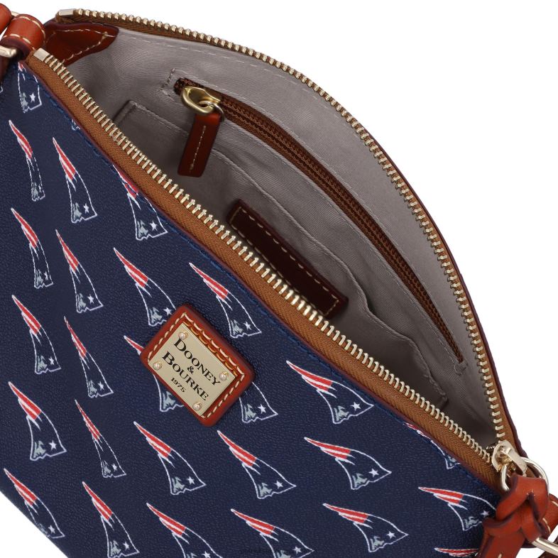 Patriots Jersey kobiety sygnowana przez Dooney & Bourke suki crossbody ze średnim nadgarstkiem Akcesoria 6RBB2154
